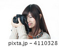 写真を撮る若い女性