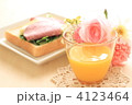 オレンジジュースとサンドイッチ