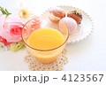 オレンジジュースとミニドーナツ