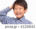 照れるイメージ　男の子