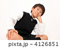 考えるイメージ　男の子（正装）