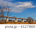 青空が広がる荒川の川原より首都高速中央環状線を臨む
