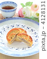 中華菓子の月餅と中国茶