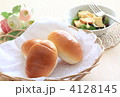バターロールとリンゴサラダの朝食