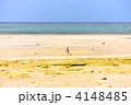 南国の風景　海岸砂浜を走る男の子