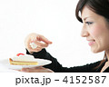 クリームをなめる女性