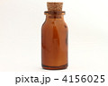 白い粉の入った茶色い小瓶