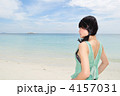 サメット島のビーチでリラックスする若い女性