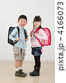 カジュアルな服を着た男の子と女の子