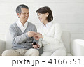 指輪をプレゼントする父