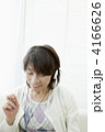 音楽を聴く女性