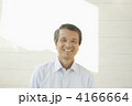 微笑む男性