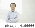 微笑む男性