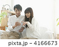 スマートフォンを使う夫婦