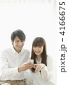 スマートフォンを使う夫婦