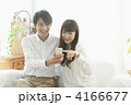 スマートフォンを使う夫婦