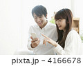 スマートフォンを使う夫婦