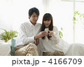 スマートフォンを使う夫婦