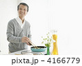 料理する男性