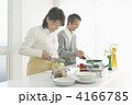 料理する夫婦
