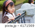 覗き込む女の子
