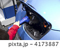 子供が電気自動車充電中
