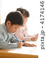 勉強する小学生