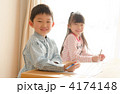 勉強する小学生