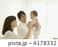 子どもを抱き上げる親