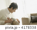 子どもを抱き上げる父