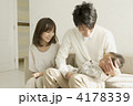 子どもを抱き上げる親