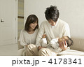 子どもを抱き上げる親