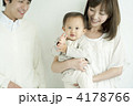 子どもを抱きしめる親