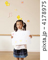 絵を見せる子供