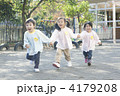手をつないで走る園児