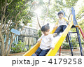 滑り台で遊ぶ男の子