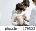 診察される男の子