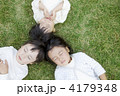 芝生に寝転がる子供