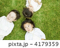 芝生に寝転がる子供