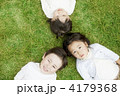 芝生に寝転がる子供