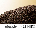 コーヒー豆と茶色のバック