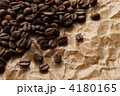 コーヒー豆とワックスペーパー