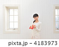 プレゼントを持つ女性