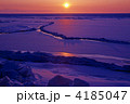 流氷に沈む夕日（北海道知床）