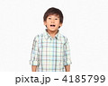 チェックシャツの男の子