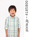 チェックシャツの男の子