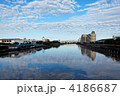 青空が広がる朝凪の隅田川と川面に映える景観 