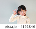 オッケーサインの少女