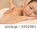 エステ店でマッサージを受けている女性