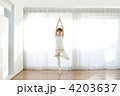 体操する女性